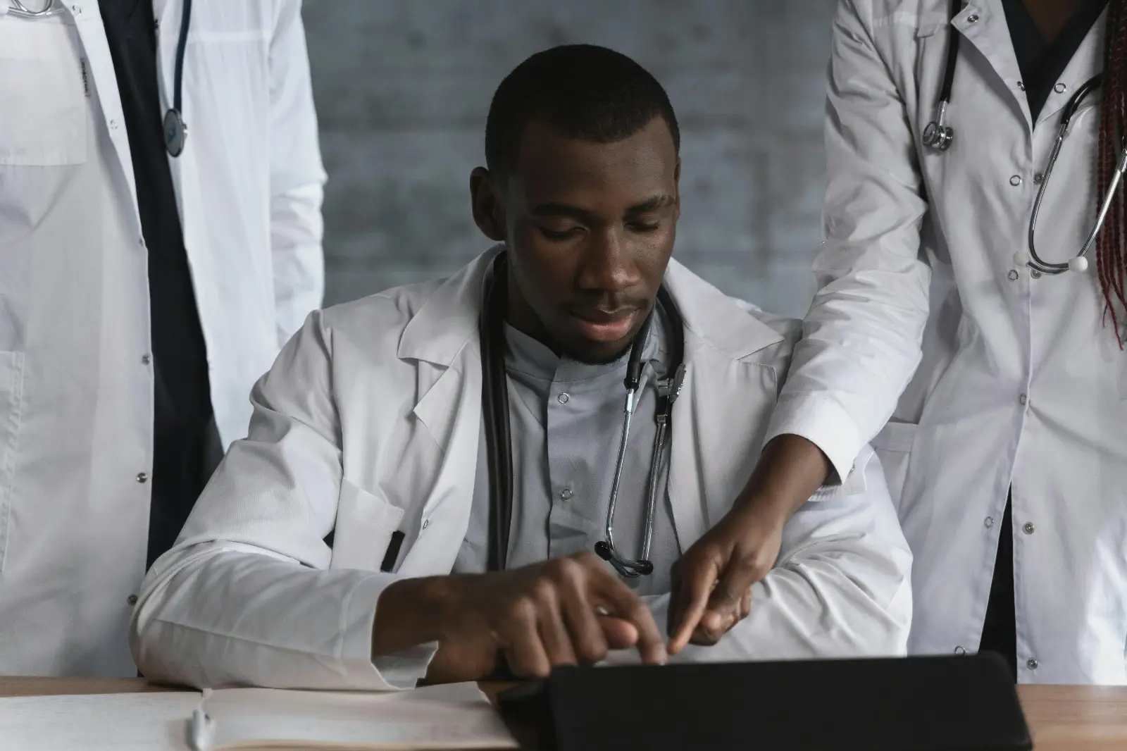 Healthcare professional using the DHF Saúde platform on a computer